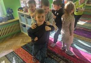 Dzieci świętują urodziny. Bawią się, tańczą, jedzą przekąski