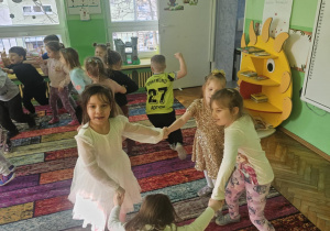 Dzieci świętują urodziny. Bawią się, tańczą, jedzą przekąski