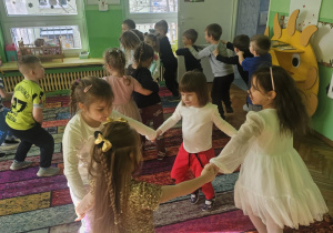 Dzieci świętują urodziny. Bawią się, tańczą, jedzą przekąski