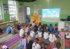 Dzieci biorą udział w zajęciach nr bezpieczeństwa w Internecie