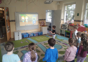 Dzieci biorą udział w zajęciach nr bezpieczeństwa w Internecie