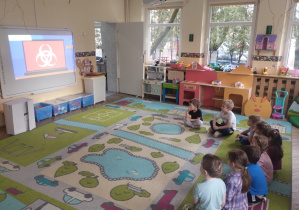 Dzieci biorą udział w zajęciach nr bezpieczeństwa w Internecie