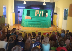 Dzieci oglądają przedstawienie pt Piotruś Pan