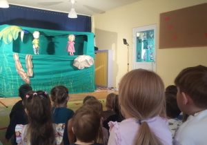 Dzieci oglądają przedstawienie pt Piotruś Pan