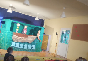 Dzieci oglądają przedstawienie pt Piotruś Pan