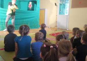 Dzieci oglądają przedstawienie pt Piotruś Pan