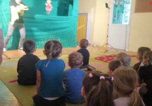 Dzieci oglądają przedstawienie pt Piotruś Pan