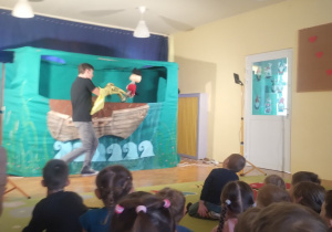 Dzieci oglądają przedstawienie pt Piotruś Pan