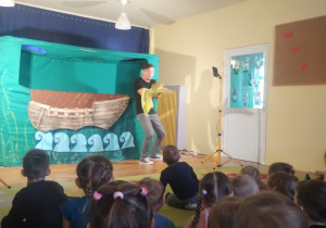 Dzieci oglądają przedstawienie pt Piotruś Pan