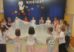 Dzieci biorą udział w warsztatach sensorycznych. Robią niedźwiedzia polarnego, bawią się w śniegu, pokonują ścieżkę sensoryczną