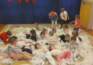 Dzieci biorą udział w warsztatach sensorycznych. Robią niedźwiedzia polarnego, bawią się w śniegu, pokonują ścieżkę sensoryczną