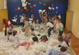 Dzieci biorą udział w warsztatach sensorycznych. Robią niedźwiedzia polarnego, bawią się w śniegu, pokonują ścieżkę sensoryczną