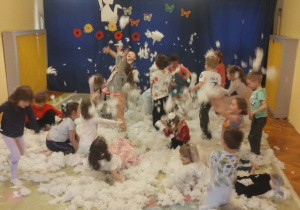 Dzieci biorą udział w warsztatach sensorycznych. Robią niedźwiedzia polarnego, bawią się w śniegu, pokonują ścieżkę sensoryczną