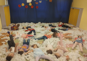 Dzieci biorą udział w warsztatach sensorycznych. Robią niedźwiedzia polarnego, bawią się w śniegu, pokonują ścieżkę sensoryczną