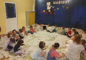 Dzieci biorą udział w warsztatach sensorycznych. Robią niedźwiedzia polarnego, bawią się w śniegu, pokonują ścieżkę sensoryczną