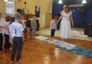 Dzieci biorą udział w warsztatach sensorycznych. Robią niedźwiedzia polarnego, bawią się w śniegu, pokonują ścieżkę sensoryczną