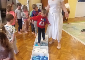 Dzieci biorą udział w warsztatach sensorycznych. Robią niedźwiedzia polarnego, bawią się w śniegu, pokonują ścieżkę sensoryczną