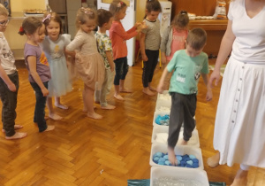 Dzieci biorą udział w warsztatach sensorycznych. Robią niedźwiedzia polarnego, bawią się w śniegu, pokonują ścieżkę sensoryczną