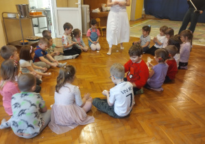 Dzieci biorą udział w warsztatach sensorycznych. Robią niedźwiedzia polarnego, bawią się w śniegu, pokonują ścieżkę sensoryczną