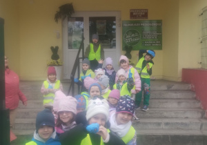 Dzieci w ramach akcji Galante Sprzątanie zbierają śmieci w okolicy przedszkola