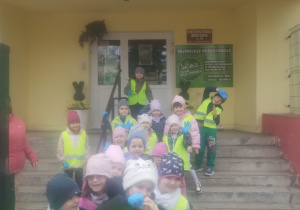 Dzieci w ramach akcji Galante Sprzątanie zbierają śmieci w okolicy przedszkola