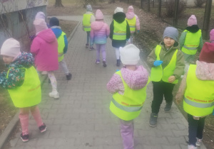 Dzieci w ramach akcji Galante Sprzątanie zbierają śmieci w okolicy przedszkola