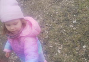 Dzieci w ramach akcji Galante Sprzątanie zbierają śmieci w okolicy przedszkola