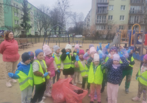 Dzieci w ramach akcji Galante Sprzątanie zbierają śmieci w okolicy przedszkola