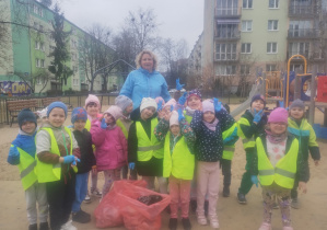 Dzieci w ramach akcji Galante Sprzątanie zbierają śmieci w okolicy przedszkola