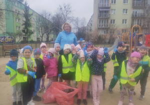 Dzieci w ramach akcji Galante Sprzątanie zbierają śmieci w okolicy przedszkola