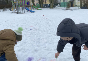 Dzieci podczas malowania na śniegu