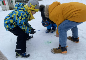 Dzieci zakraplaczami barwią śnieg