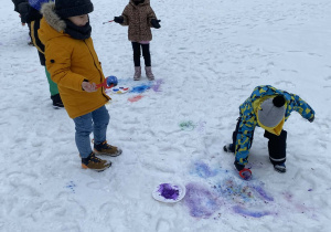 Grupa dzieci podczas zabaw na śniegu