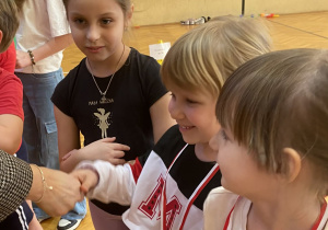 Dziewczynka ma wręczany złoty medal