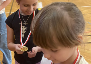 Dziewczynki oglądają medale