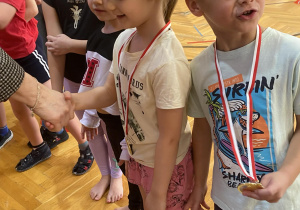 Dziewczynka podczas wręczania medalu