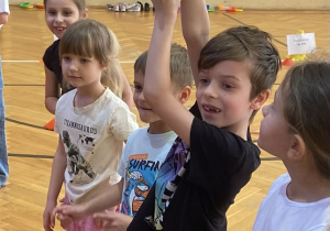 Dzieci z dumą prezentują puchar