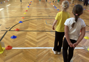 Dziewczynki stoją na lini startu przed konkurencją