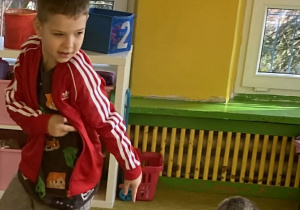 Chłopcy podczas zabawy rytmicznej