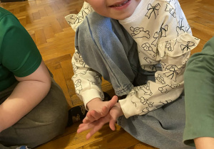 Dziewczynka podczas lepienia figurki misia