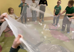 Dzieci podczas zabawy piórkami