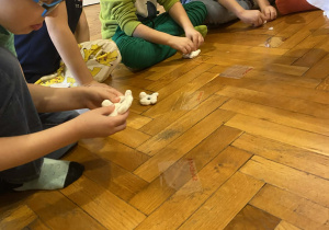 Dzieci skupione na wykonywanym zadaniu