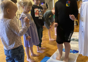 Chłopiec przechodzi po ścieżce sensorycznej