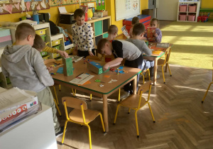 Dzieci podczas pracy grupowej