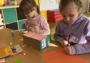 Dziewczynki wycinają elementy do wspólnej pracy