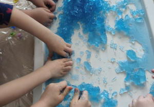 Dzieci bawią się galaretką.