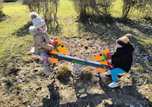 Dzieci bująją się na konikach.