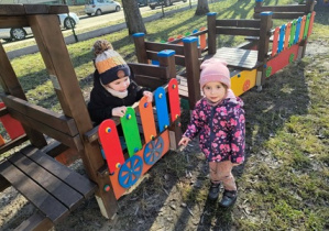 Dzieci bawią się w wagoniku.