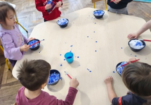 Dzieci barwią śnieg.