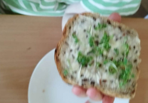 Dziecko trzyma kanapkę z rzeżuchą